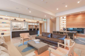 Upscale Rainey Street Condo with peloton, free parking, gym, pool & wifi Kids welcome